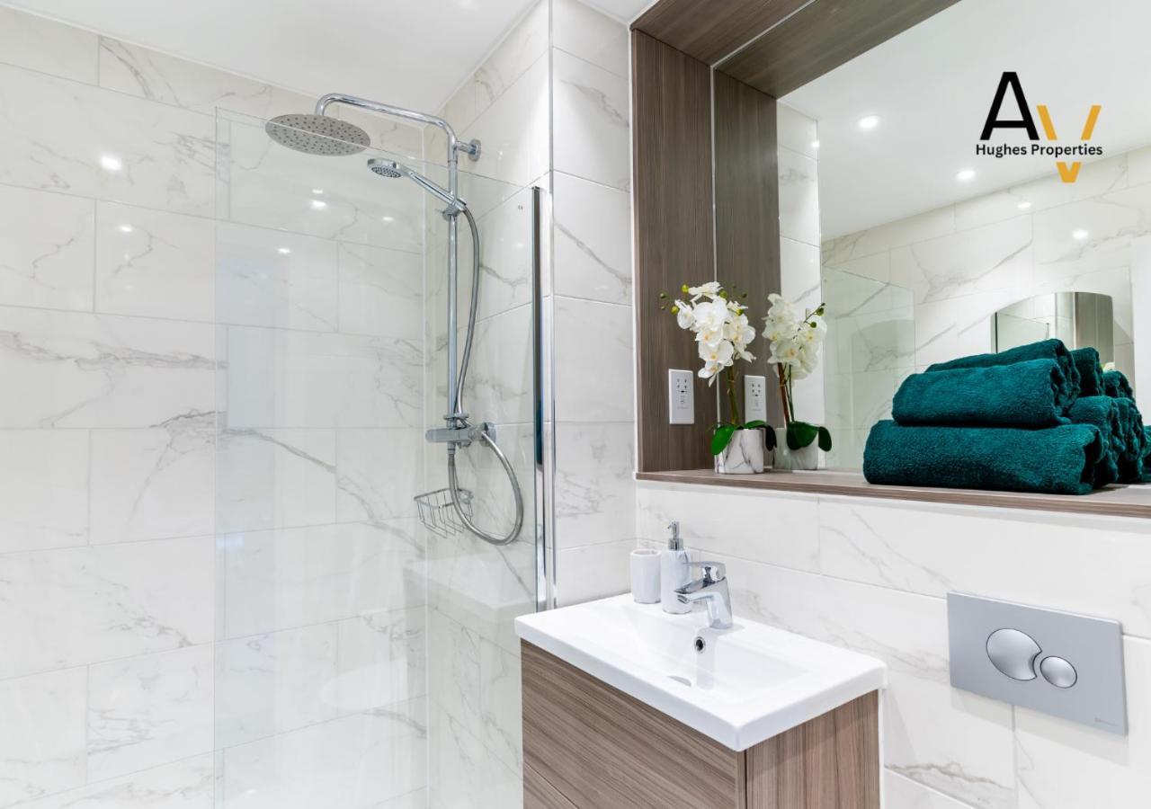 Modern Two-Bedroom Apartment - Central Location, Free Wi-Fi, Ideal For Long Stays By Av Hughes Properties Мілтон-Кінз Екстер'єр фото
