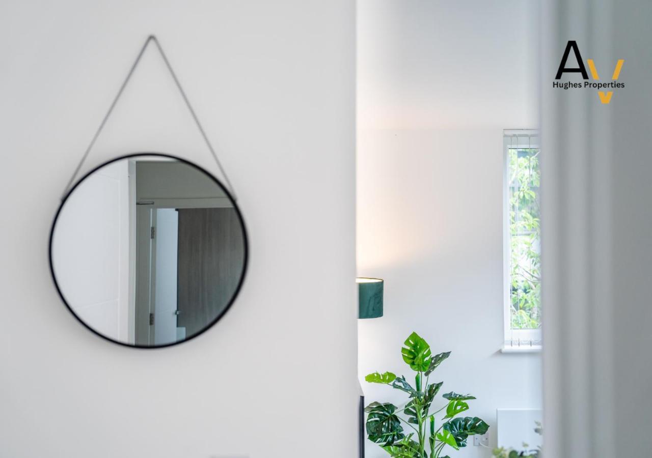 Modern Two-Bedroom Apartment - Central Location, Free Wi-Fi, Ideal For Long Stays By Av Hughes Properties Мілтон-Кінз Екстер'єр фото