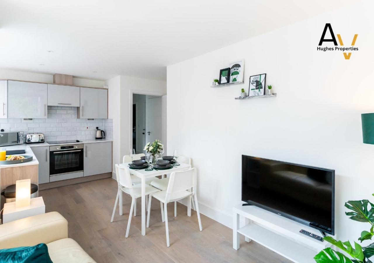 Modern Two-Bedroom Apartment - Central Location, Free Wi-Fi, Ideal For Long Stays By Av Hughes Properties Мілтон-Кінз Екстер'єр фото