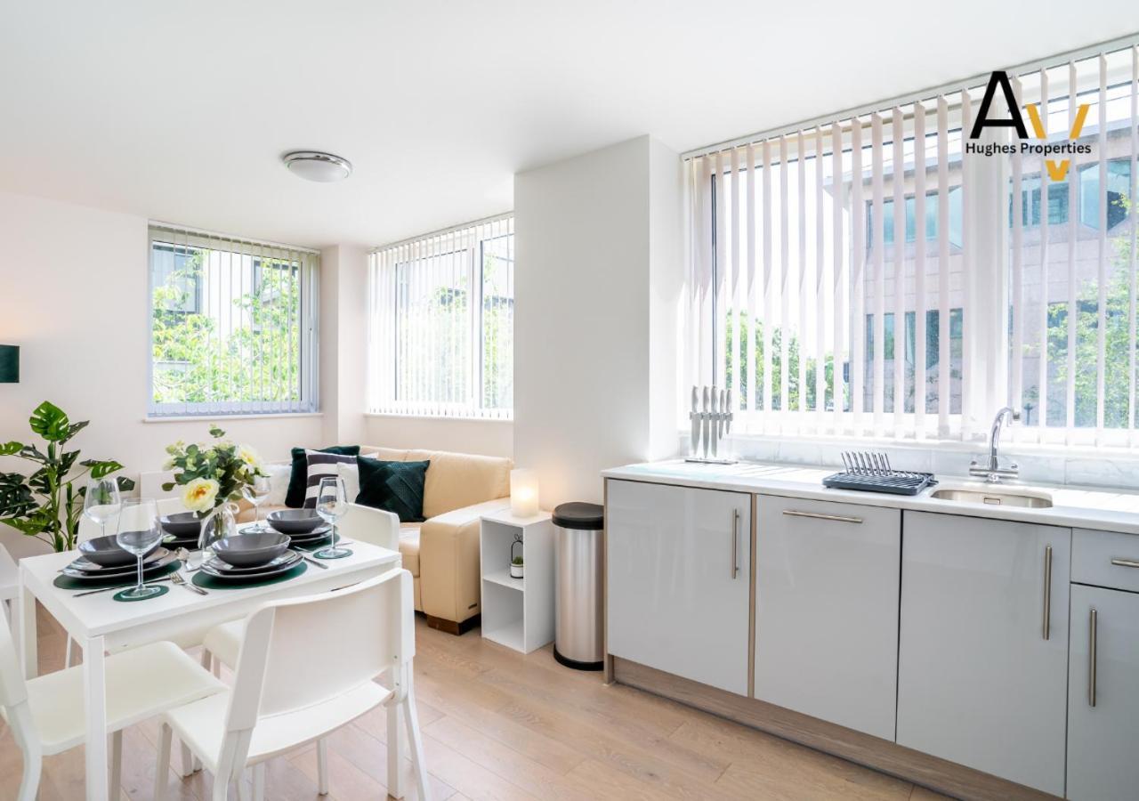 Modern Two-Bedroom Apartment - Central Location, Free Wi-Fi, Ideal For Long Stays By Av Hughes Properties Мілтон-Кінз Екстер'єр фото